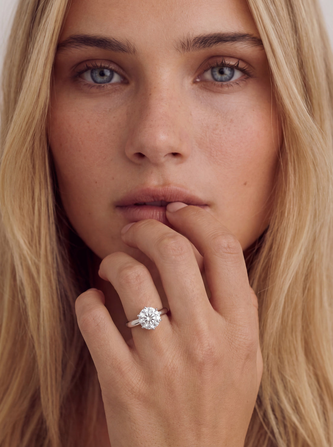 Vivienne – Klassisk Forlovelsesring med Rund Briljant